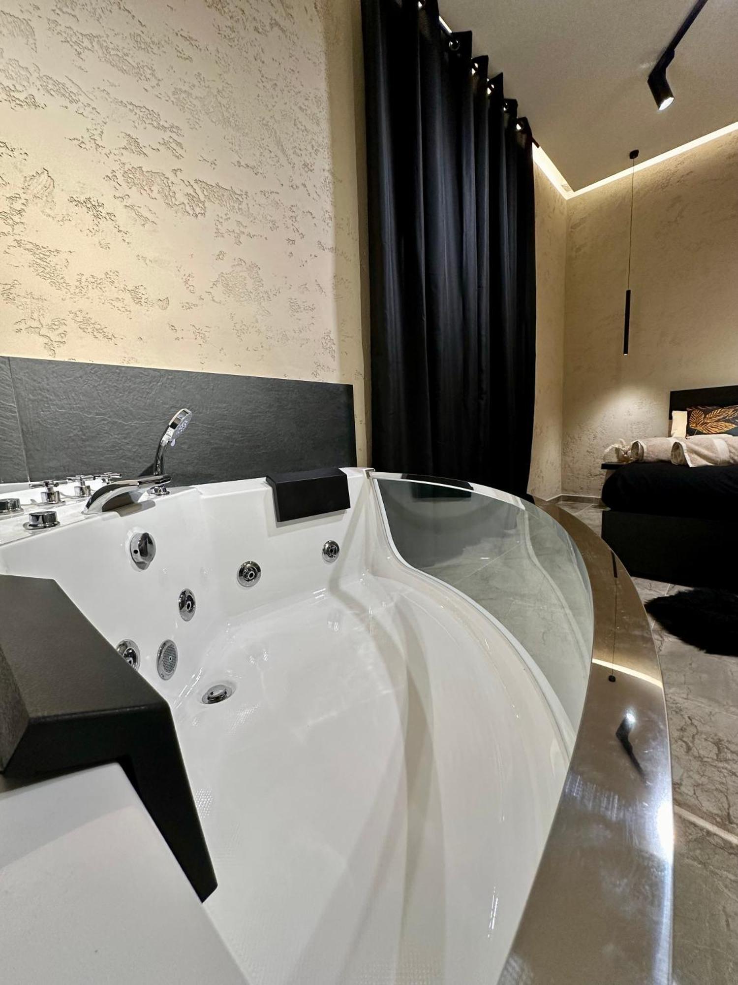 Appartamento Falco Boutique With Jacuzzi *