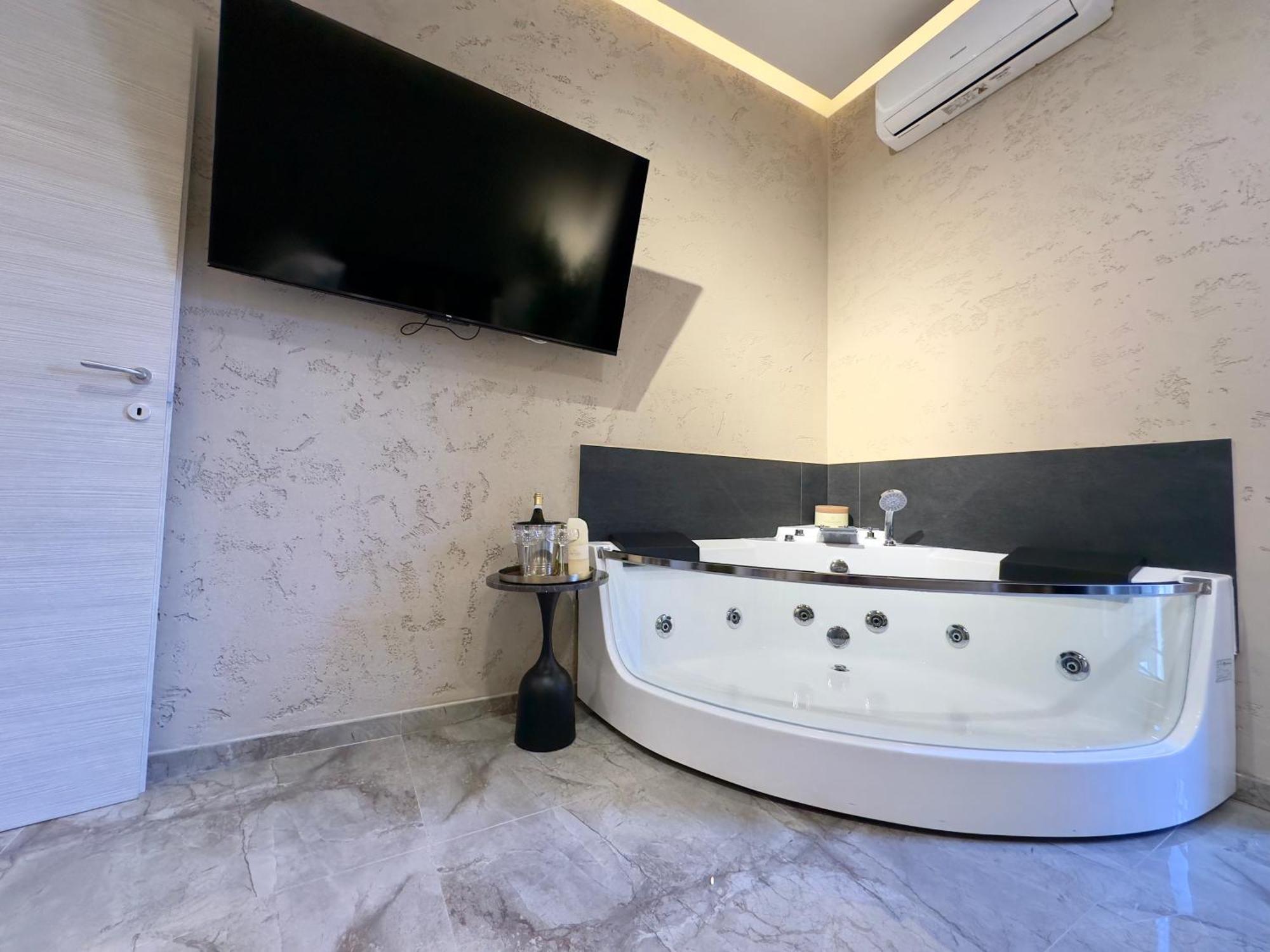 Falco Boutique With Jacuzzi Napoli