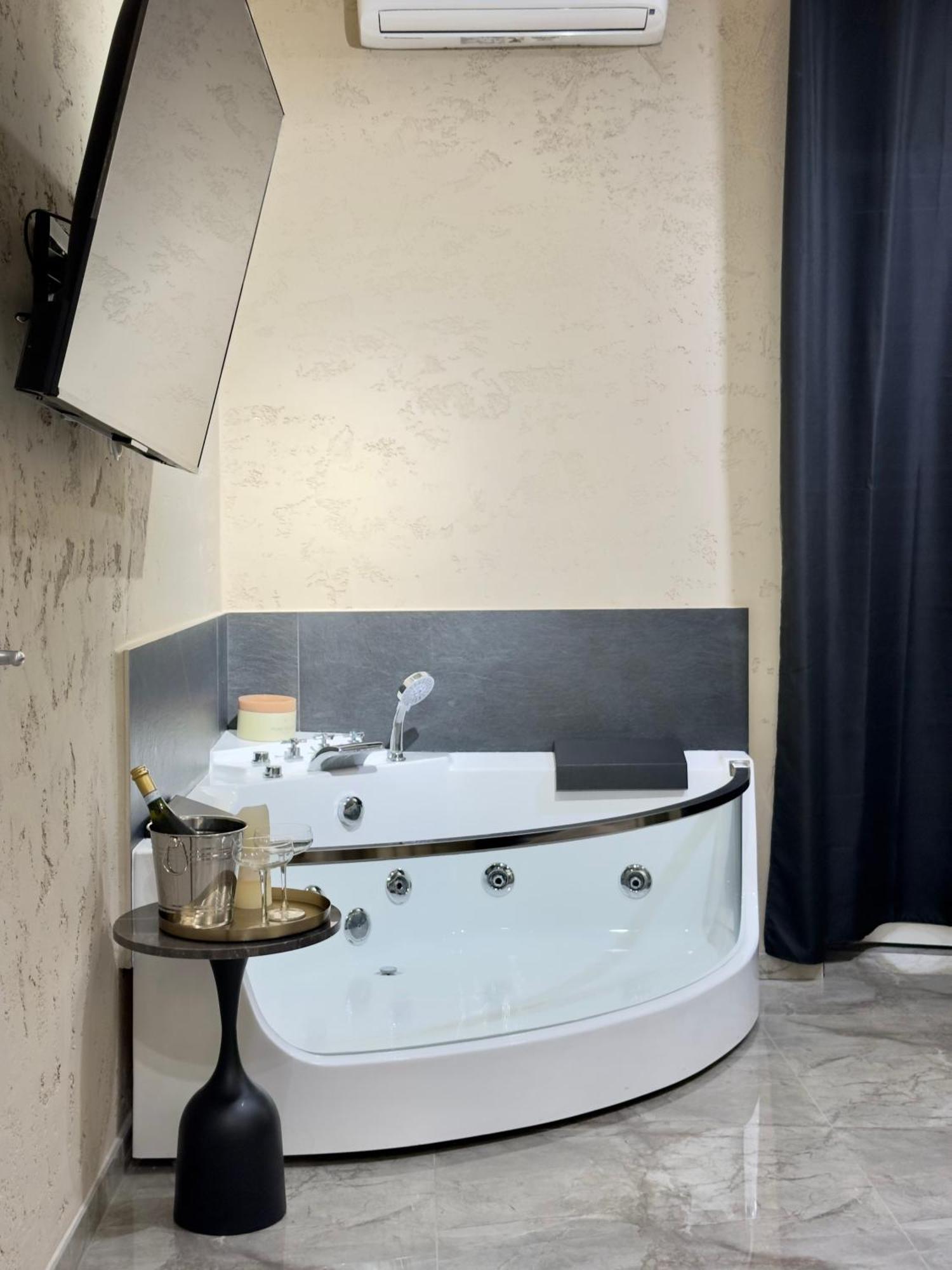 Falco Boutique With Jacuzzi Appartamento *